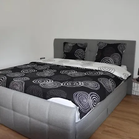 Renovated 2 アパート